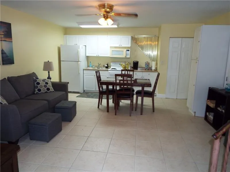 898 NE 39th St