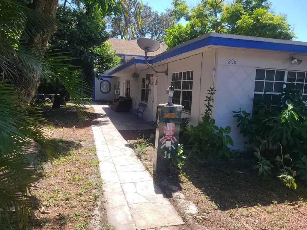 898 NE 39th St