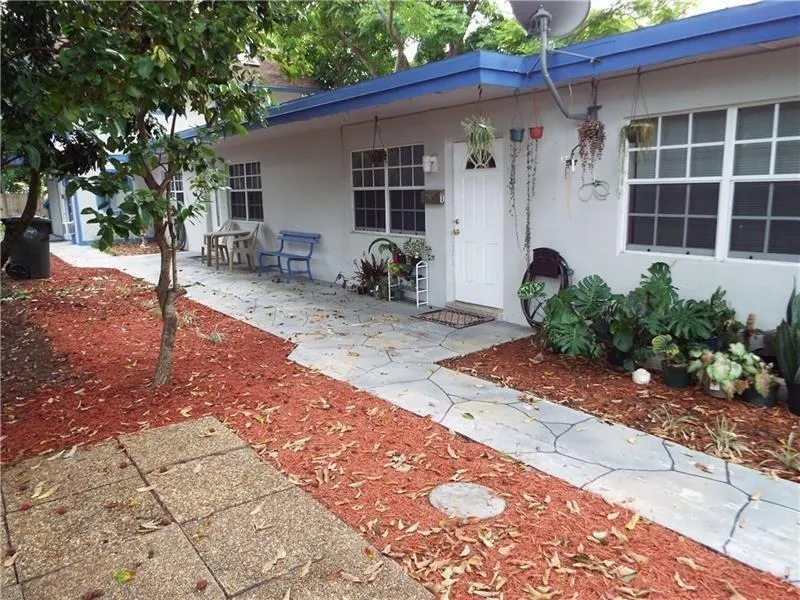 898 NE 39th St