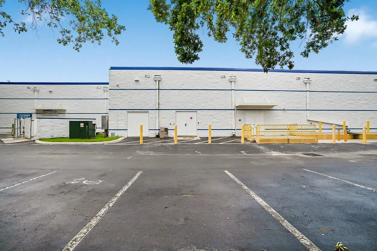 1605 W Oakland Park Blvd