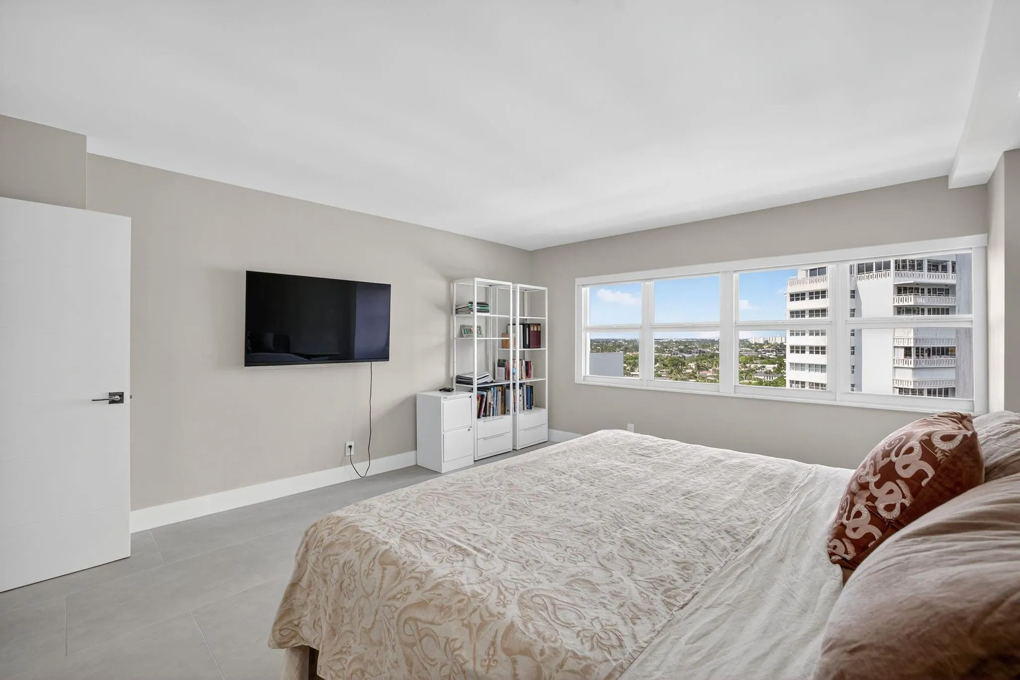 2100 S Ocean Drive, #15E