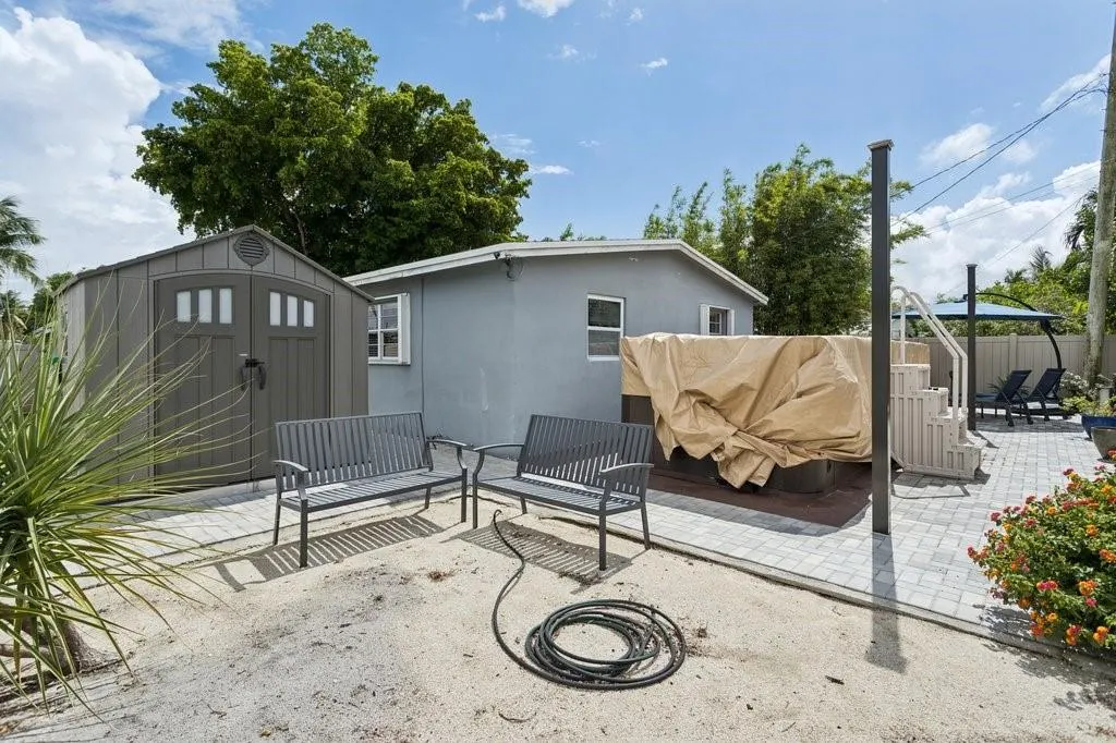 5901 NE 2nd Ter