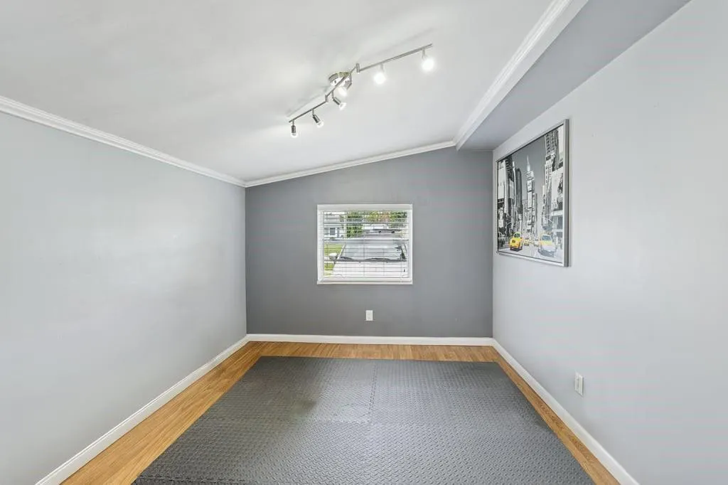 5901 NE 2nd Ter
