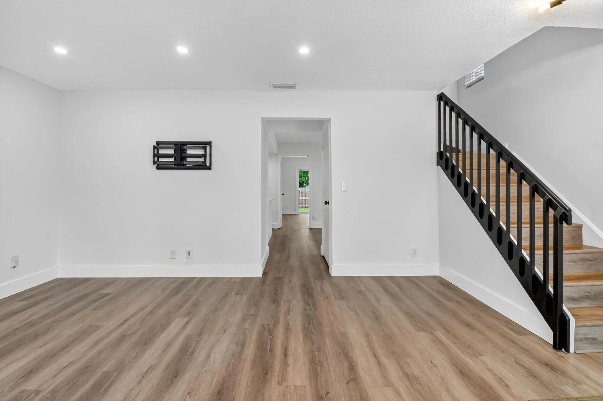 5843 Thisledown Ct