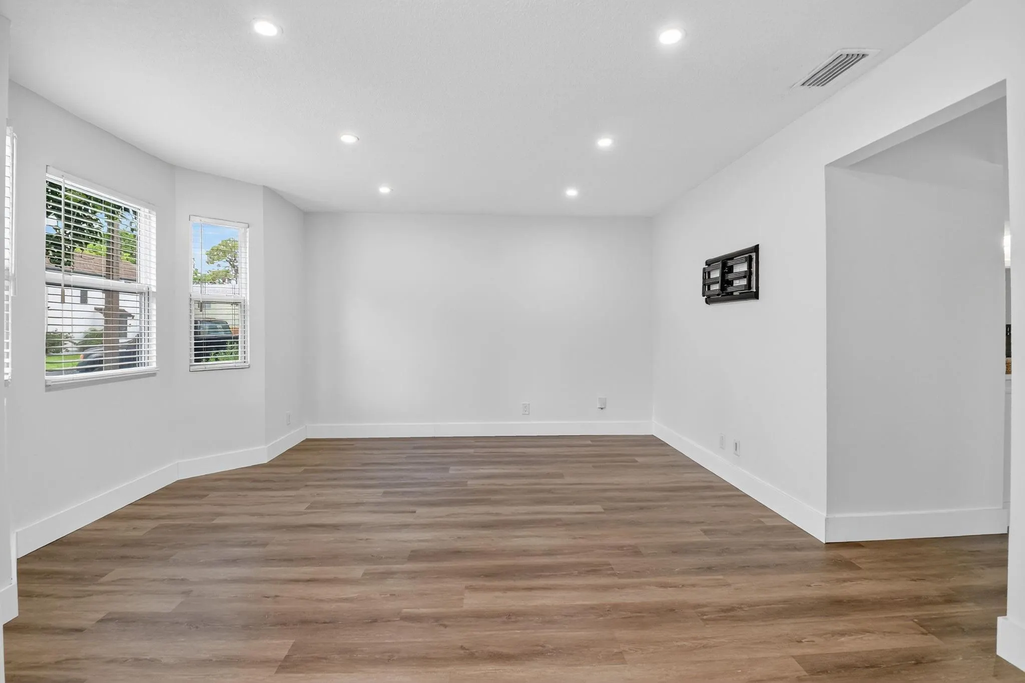 5843 Thisledown Ct