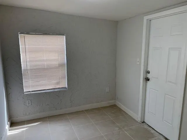 1301 NW 3RD AV