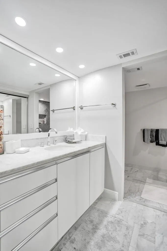501 N Riverside Dr, #203