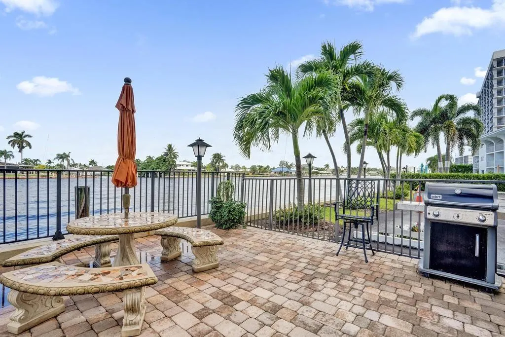 501 N Riverside Dr, #203