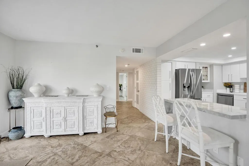 501 N Riverside Dr, #203
