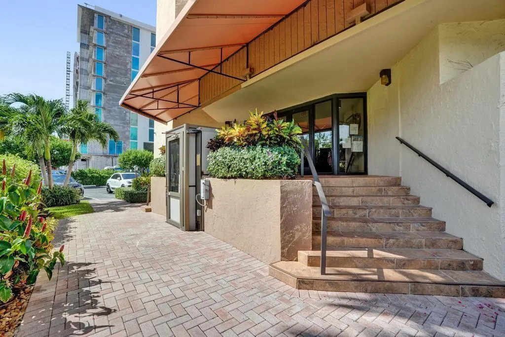 501 N Riverside Dr, #203