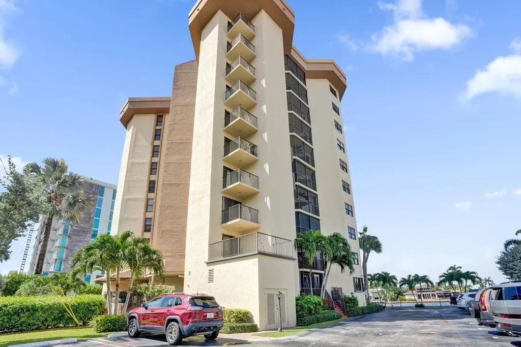 501 N Riverside Dr, #203