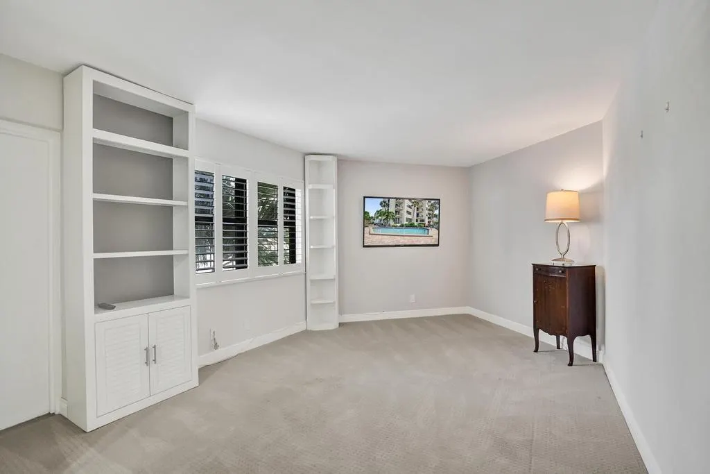 501 N Riverside Dr, #203
