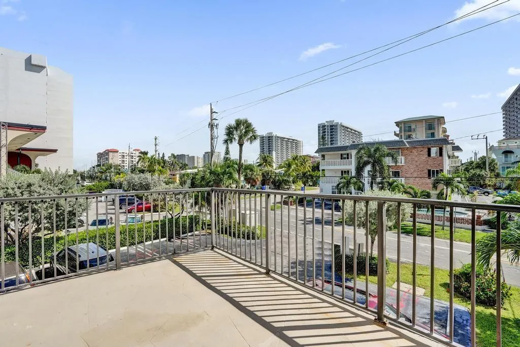 501 N Riverside Dr, #203