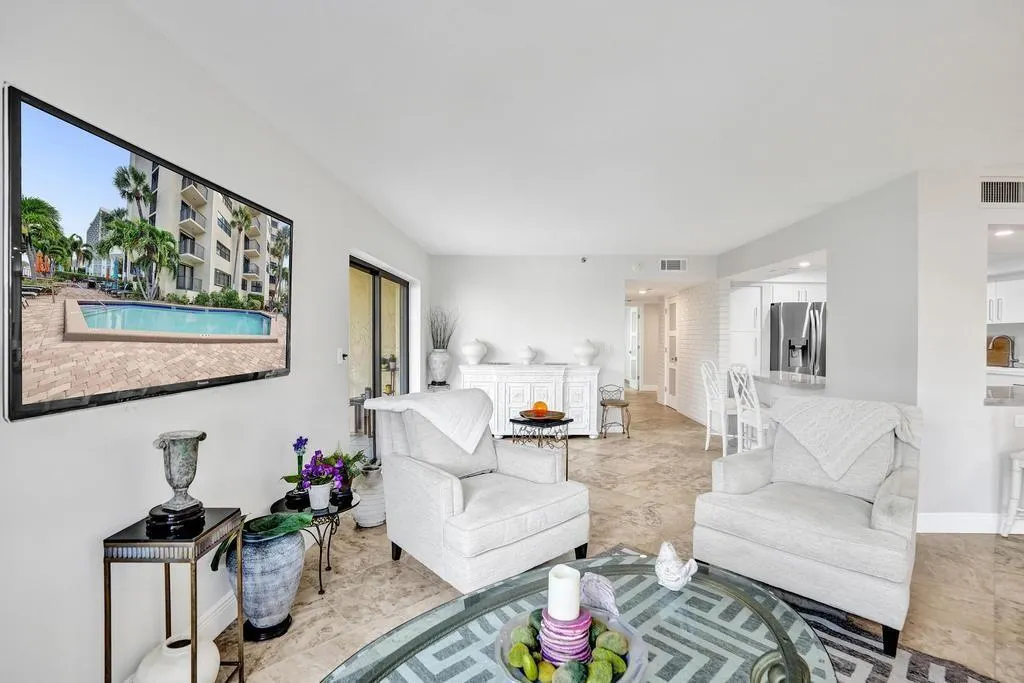 501 N Riverside Dr, #203