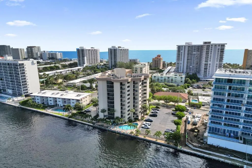 501 N Riverside Dr, #203