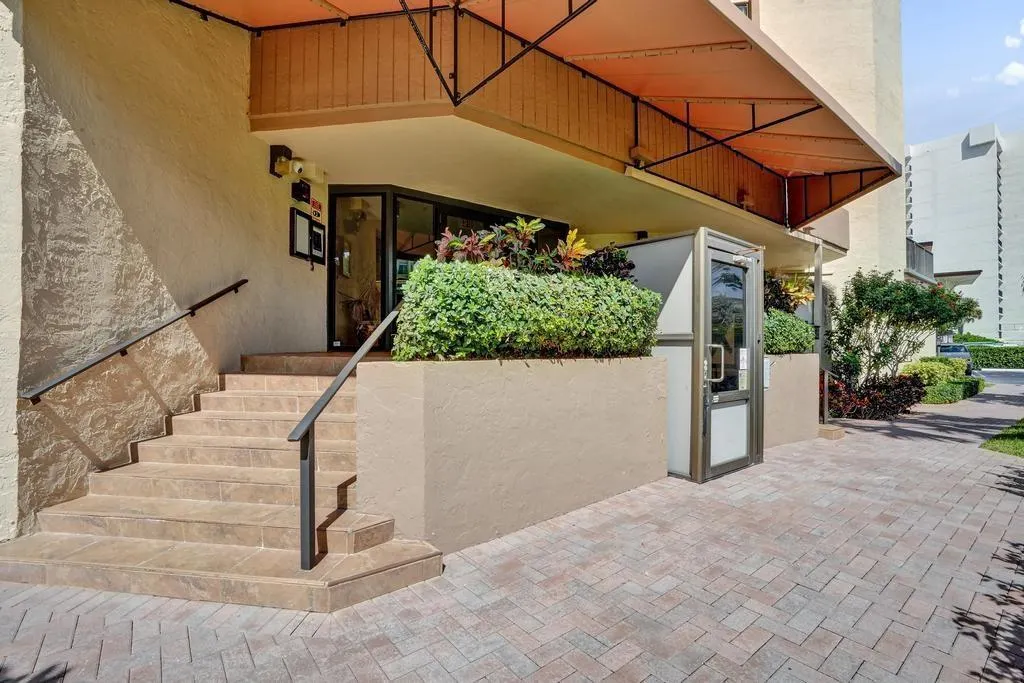 501 N Riverside Dr, #203