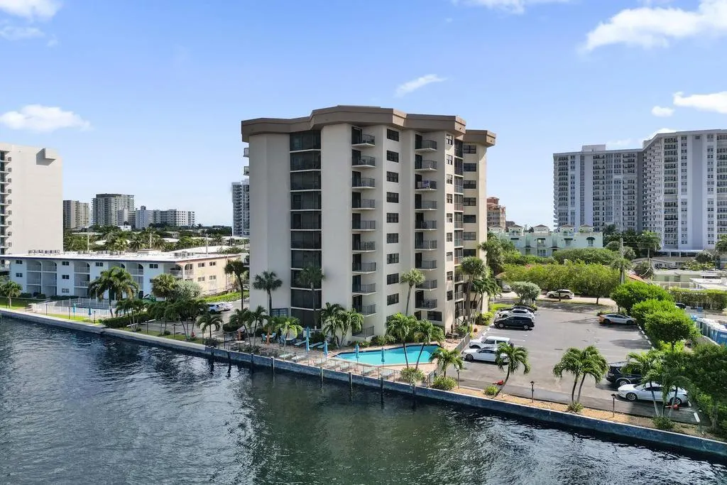 501 N Riverside Dr, #203