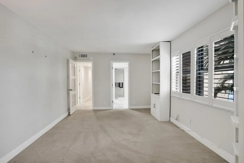 501 N Riverside Dr, #203