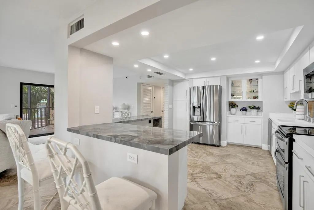 501 N Riverside Dr, #203