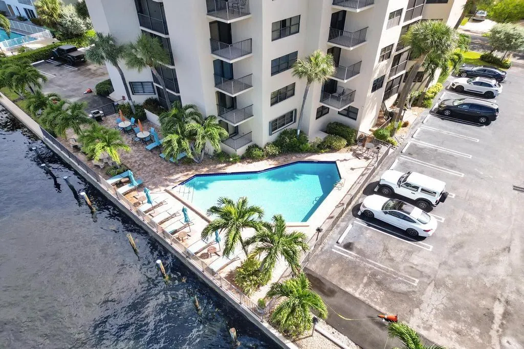 501 N Riverside Dr, #203