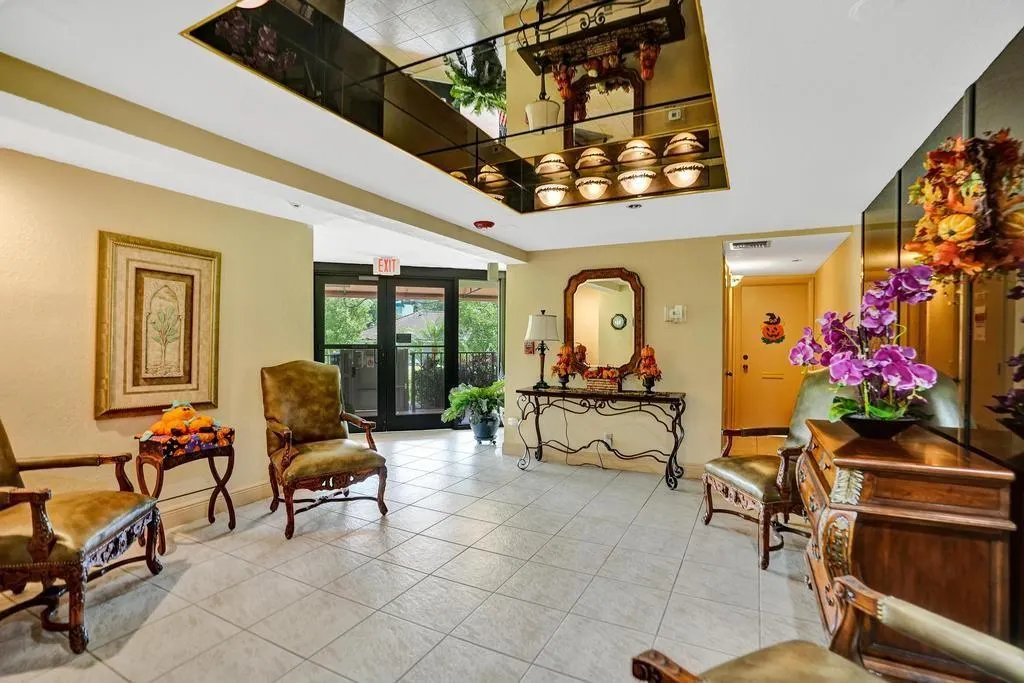 501 N Riverside Dr, #203