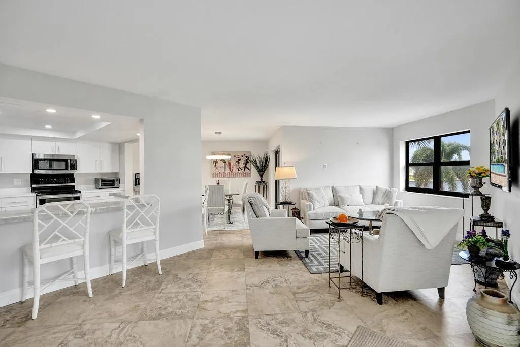 501 N Riverside Dr, #203