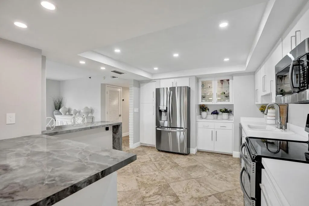 501 N Riverside Dr, #203