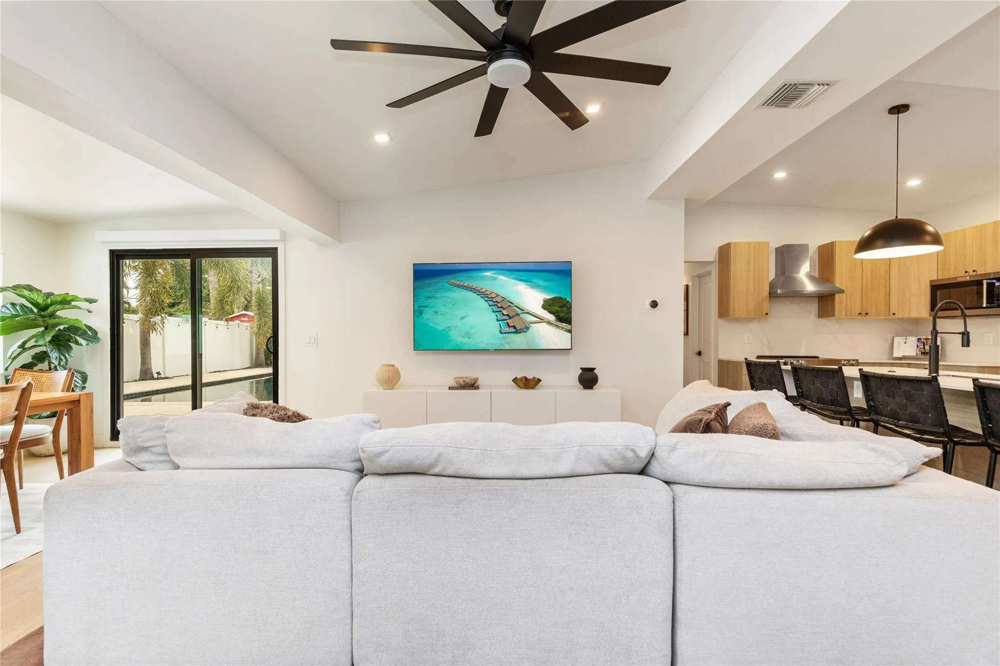 1080 E Country Club Cir