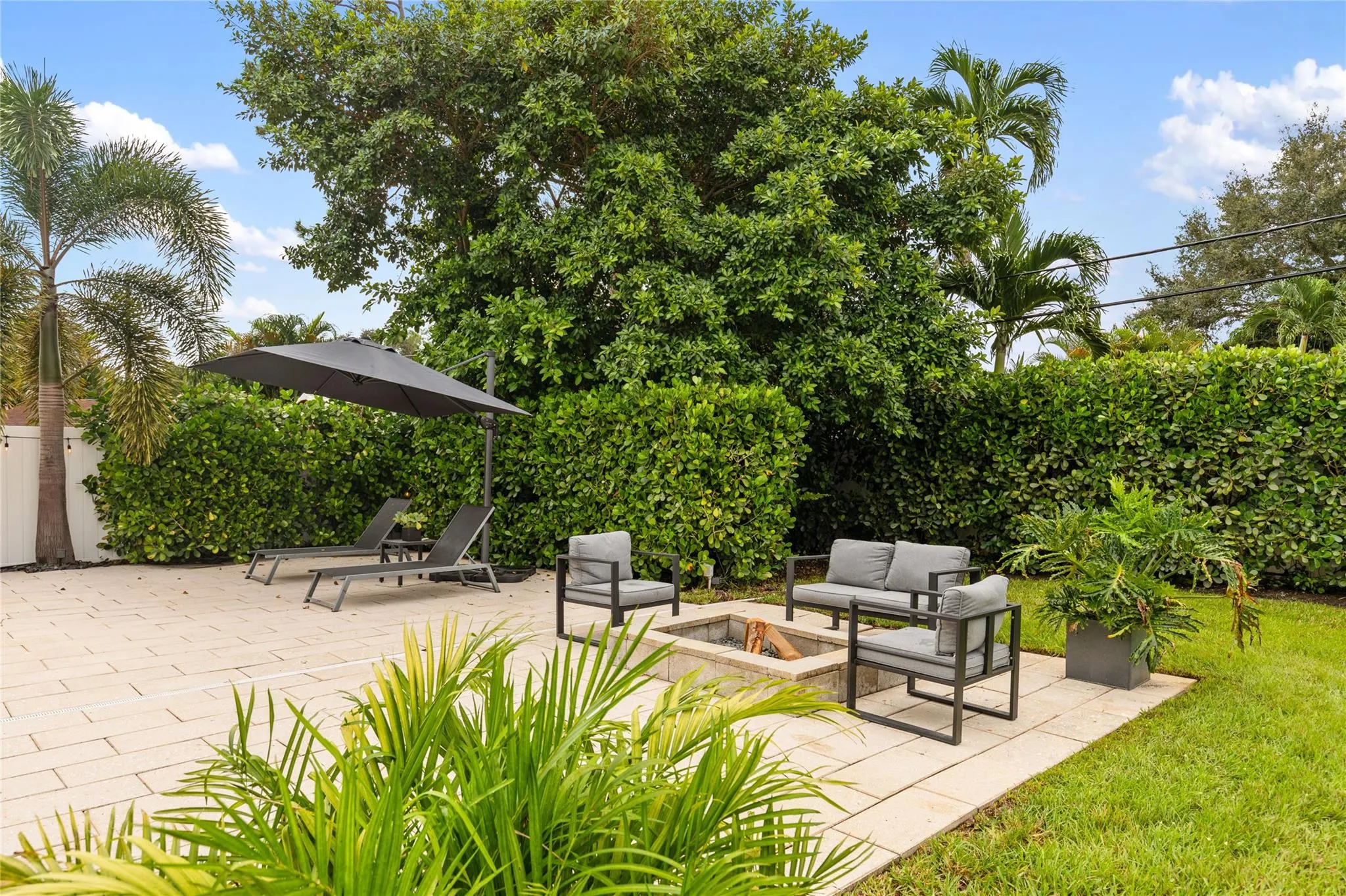 1080 E Country Club Cir