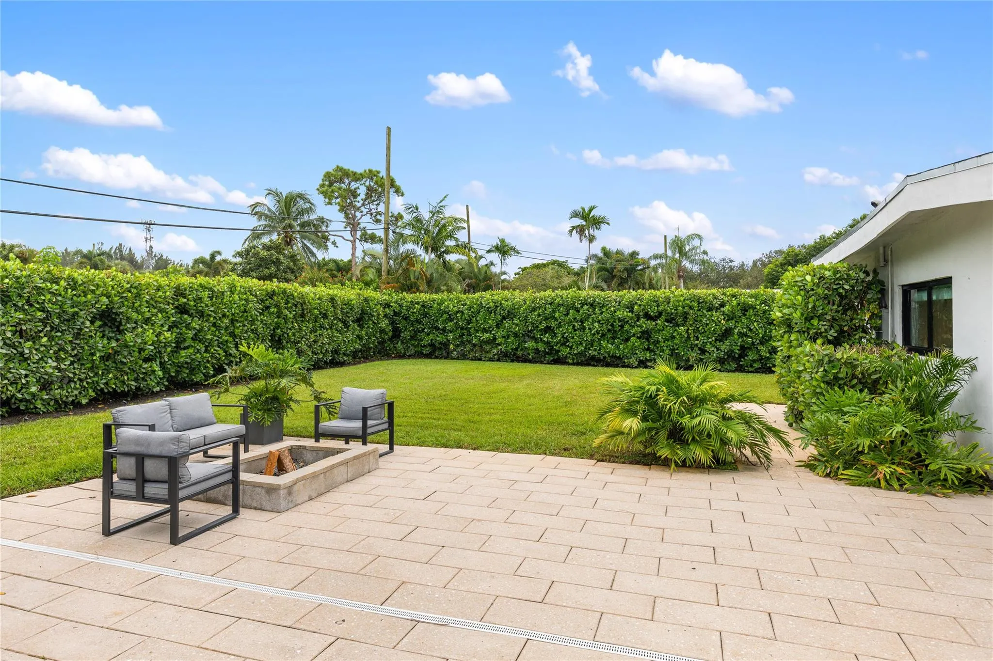 1080 E Country Club Cir