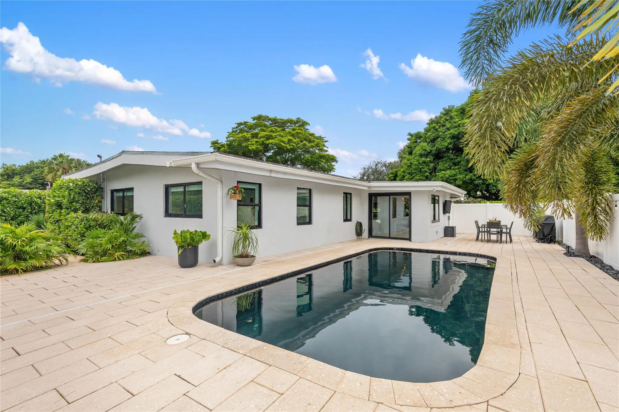 1080 E Country Club Cir