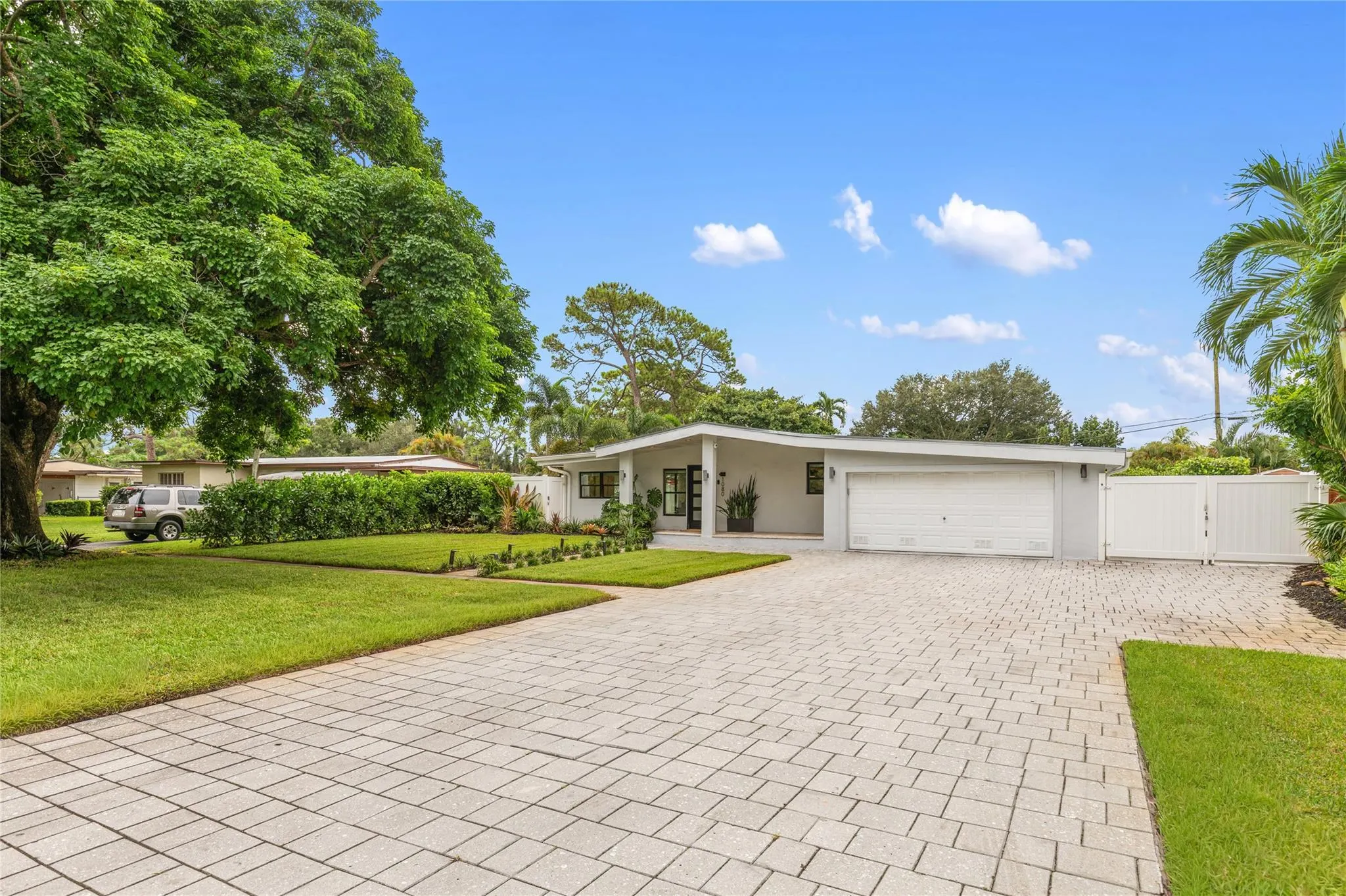 1080 E Country Club Cir