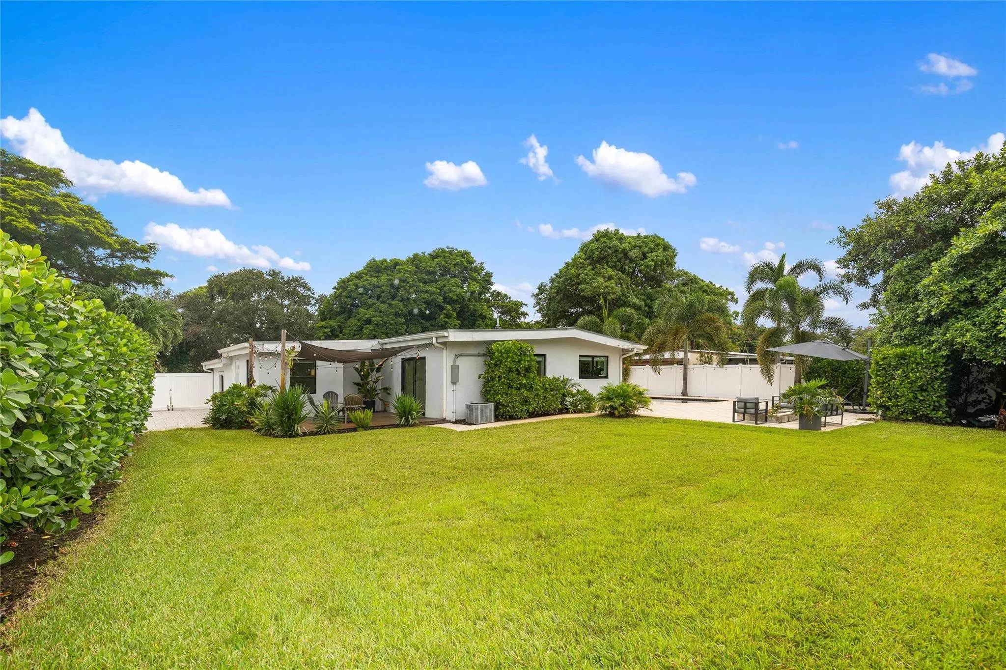 1080 E Country Club Cir