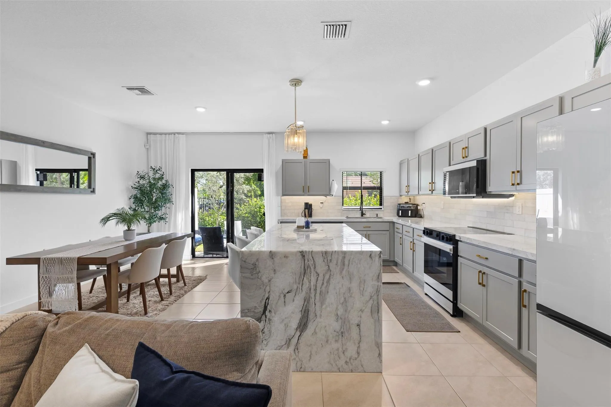 884 NW 3rd Ter