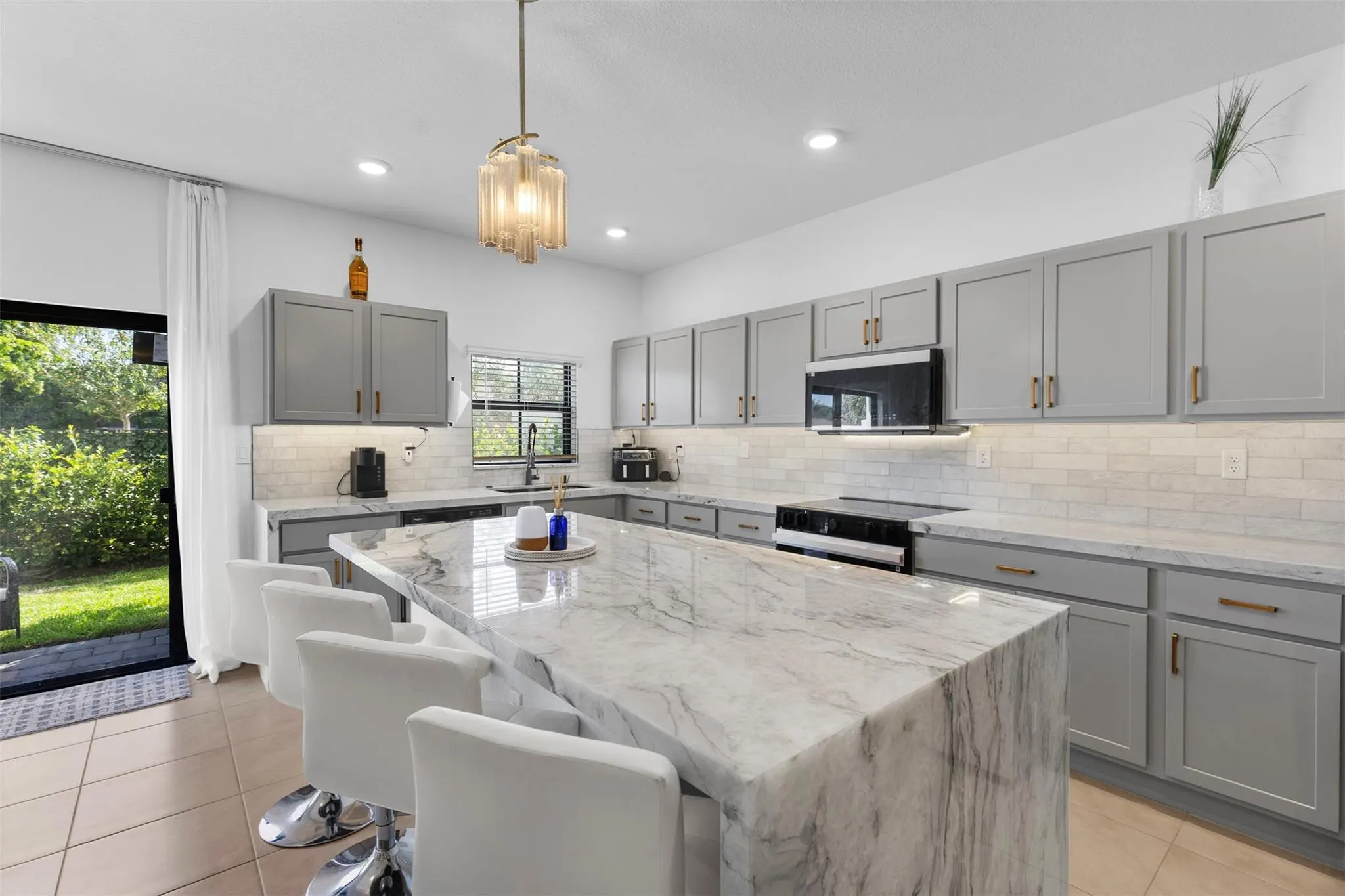 884 NW 3rd Ter
