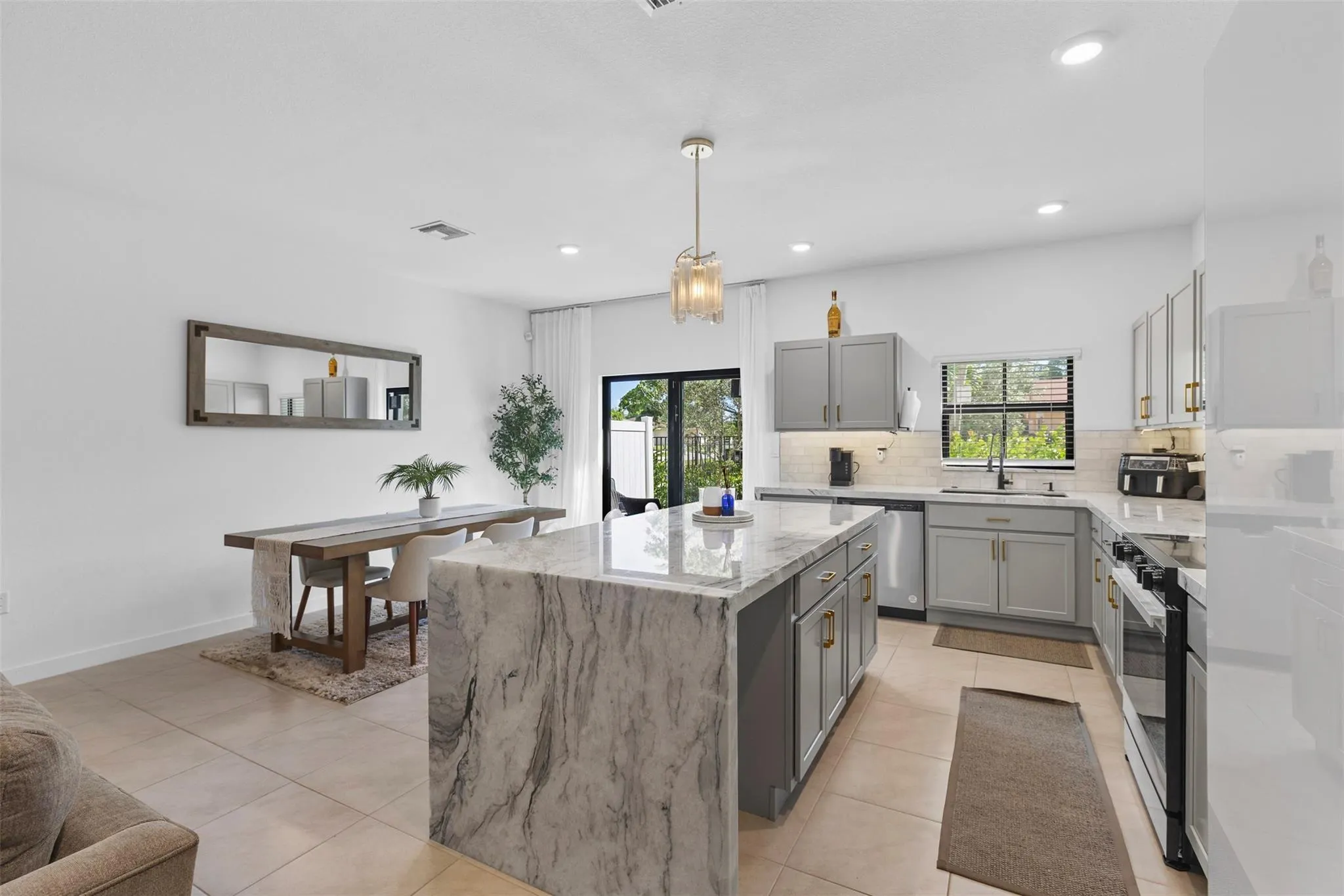 884 NW 3rd Ter
