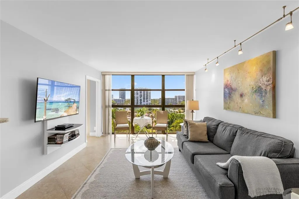 400 Leslie Dr, #1001
