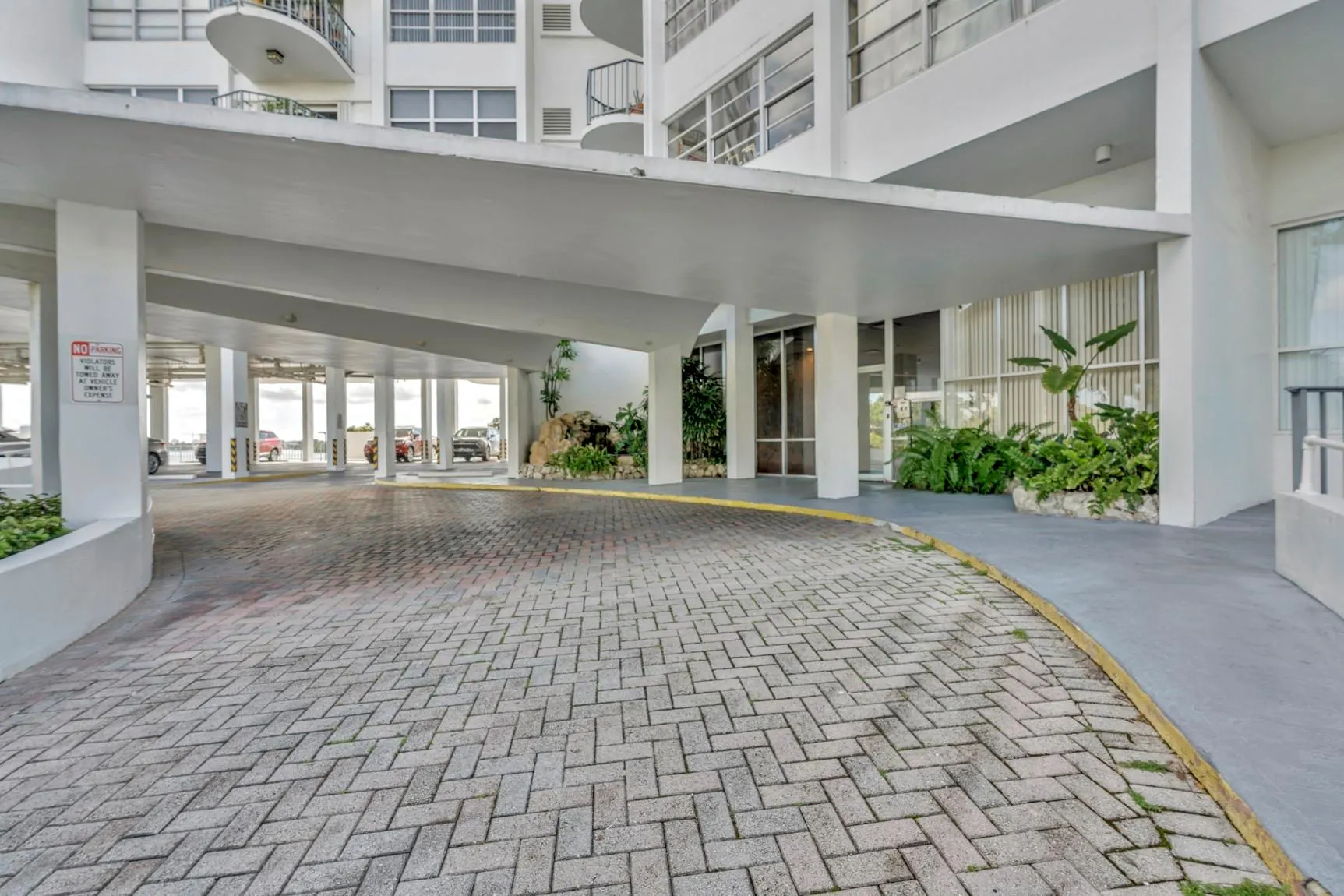 11930 N Bayshore Dr, #404