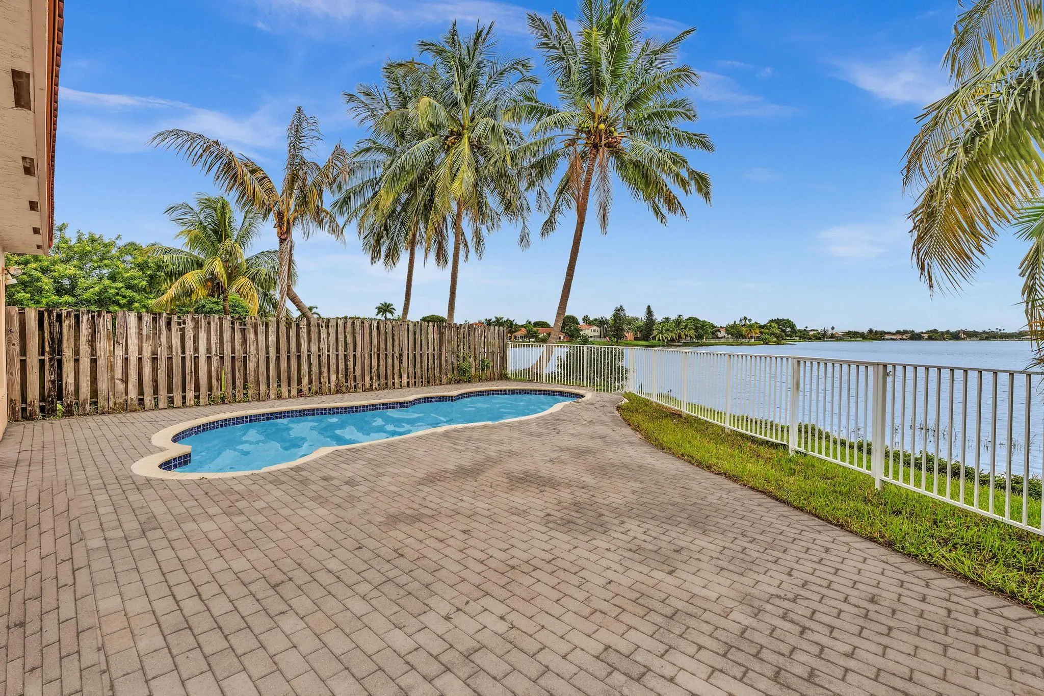 3218 W Buena Vista Dr