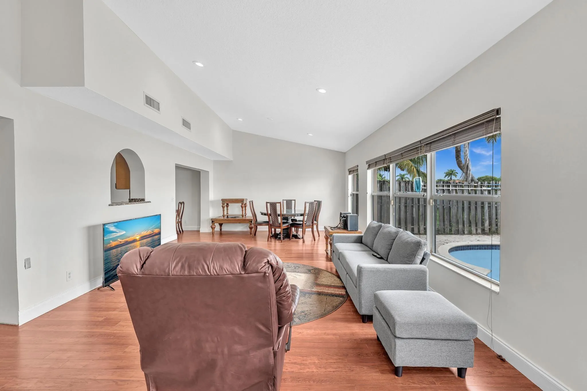 3218 W Buena Vista Dr