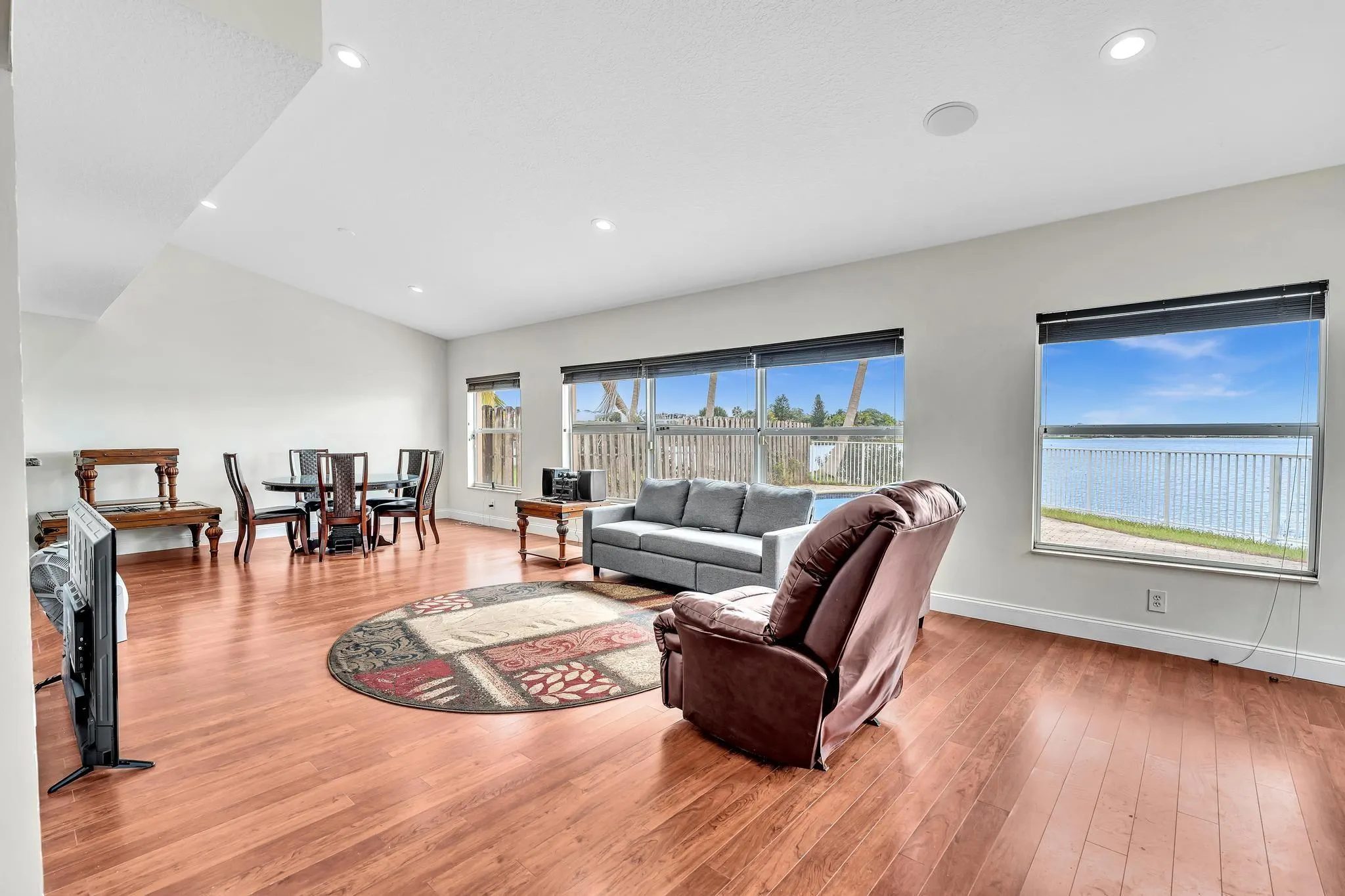3218 W Buena Vista Dr