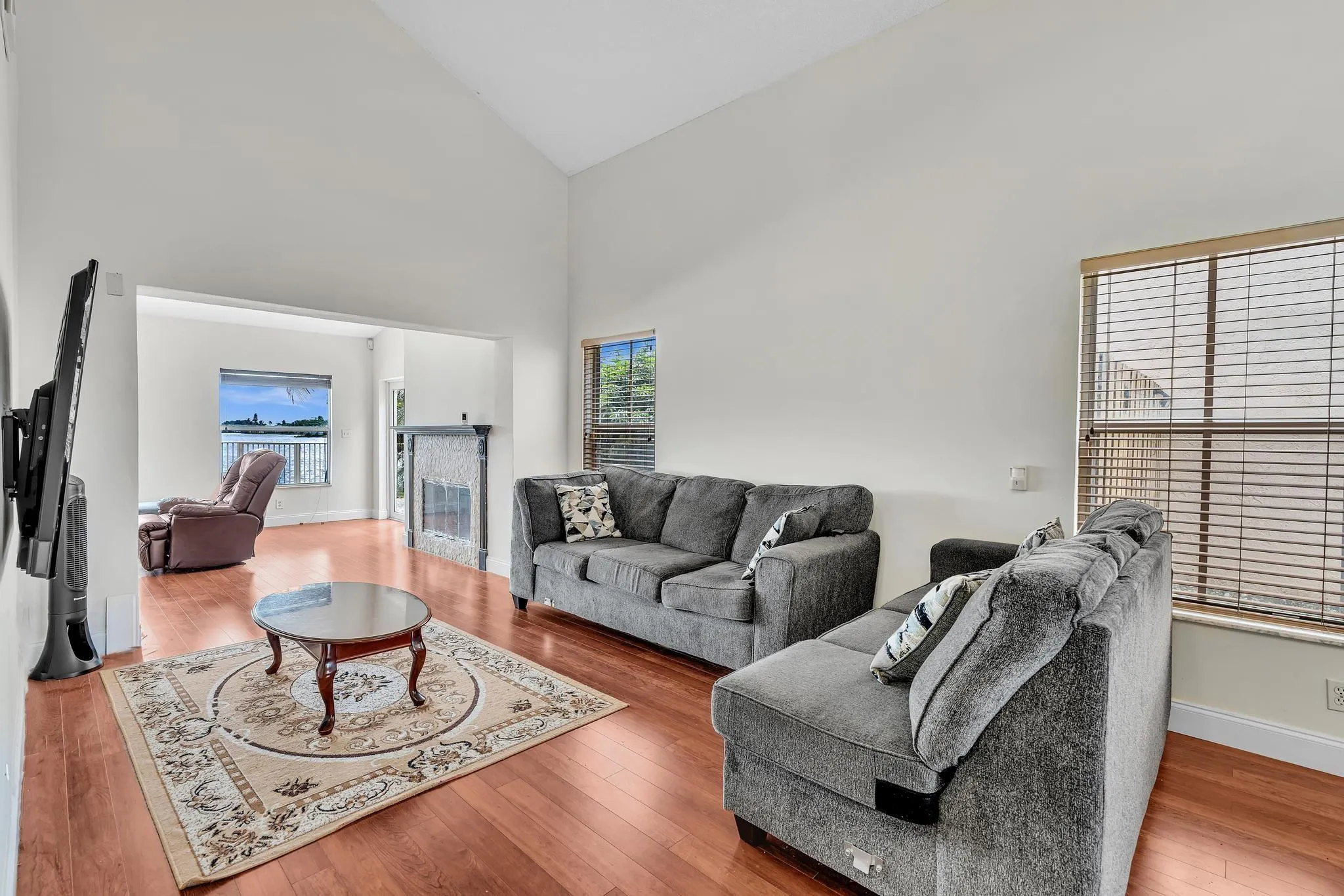 3218 W Buena Vista Dr