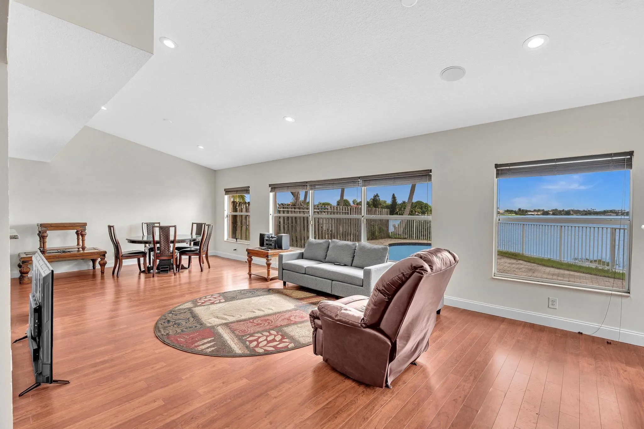 3218 W Buena Vista Dr