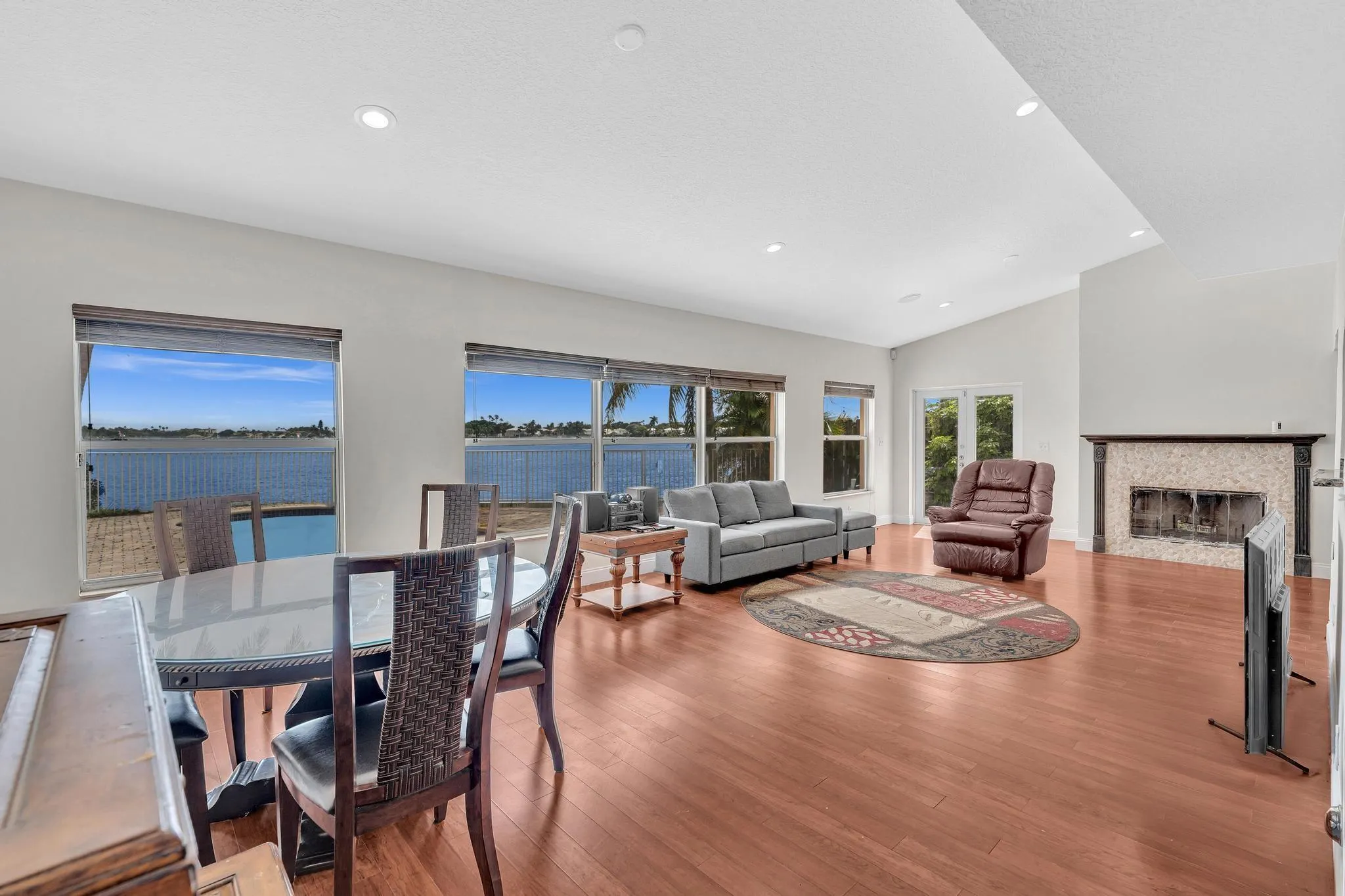 3218 W Buena Vista Dr