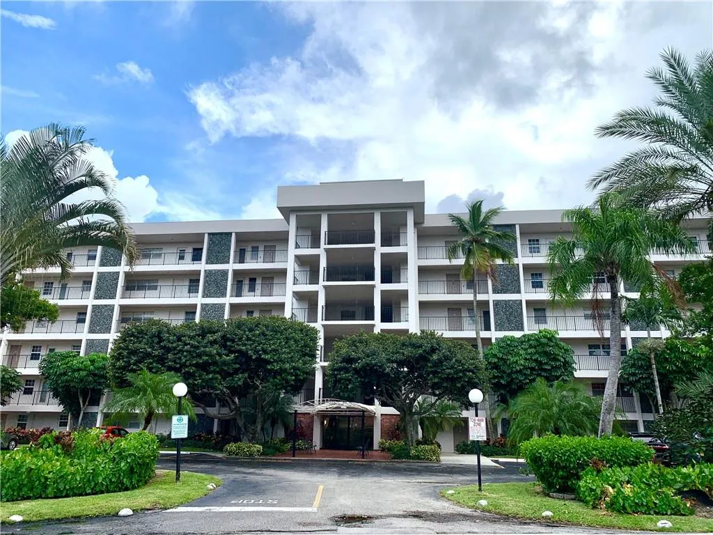 2950 N Palm Aire Dr, #305
