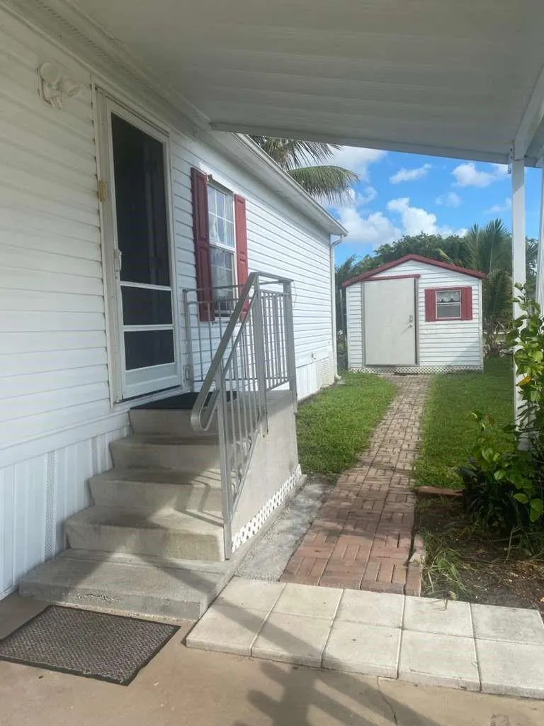 2090 SW 85th Ave