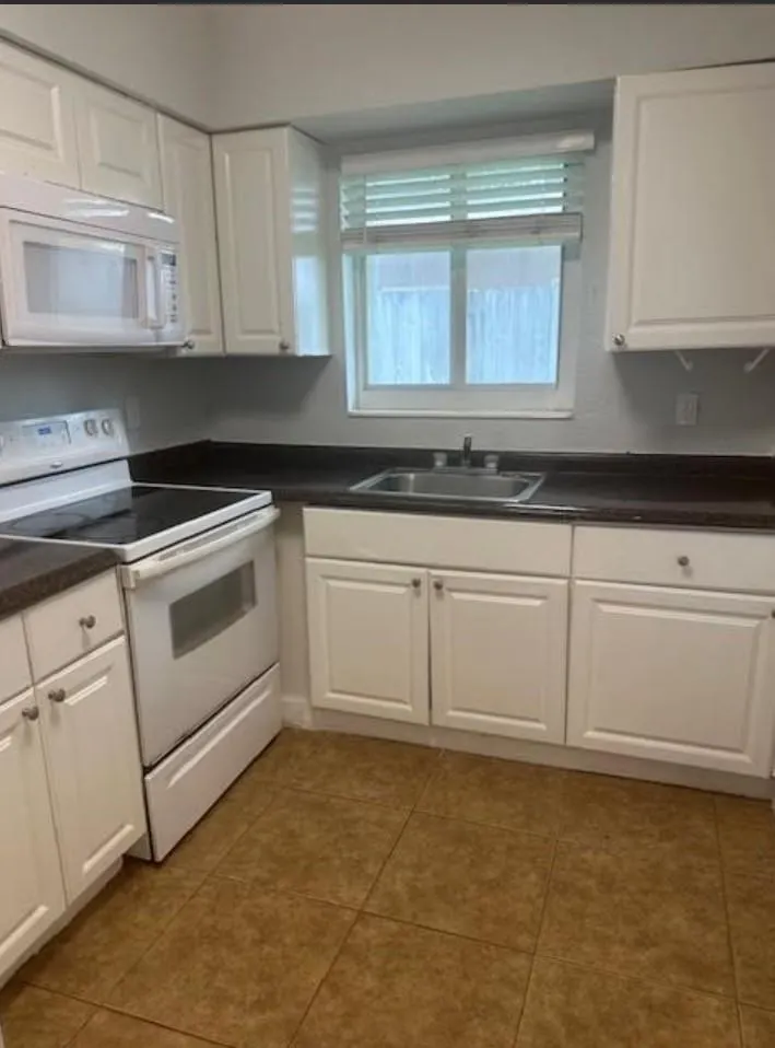 332 SW 2nd Pl, #3