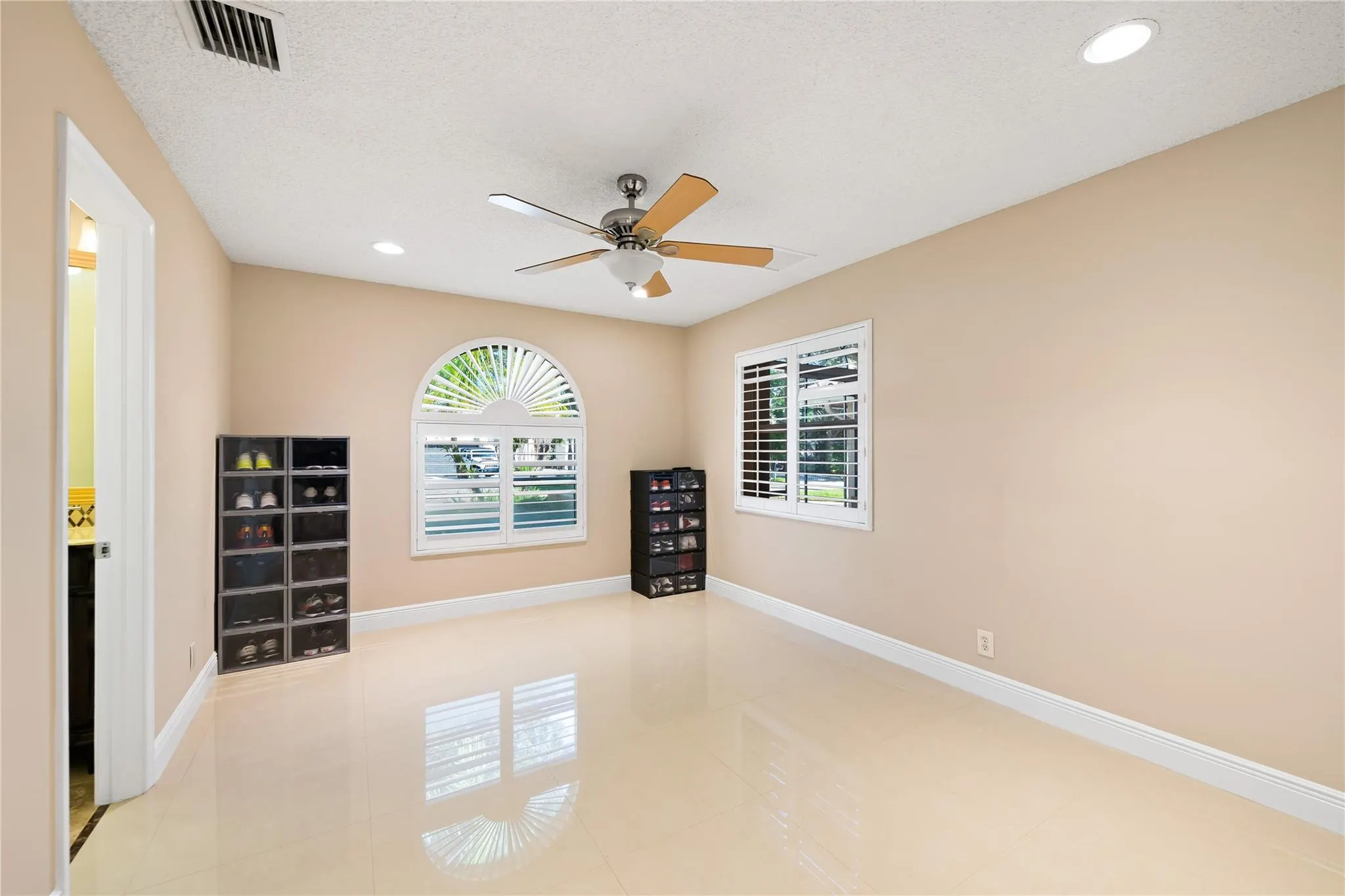 5680 NW 88th Ter