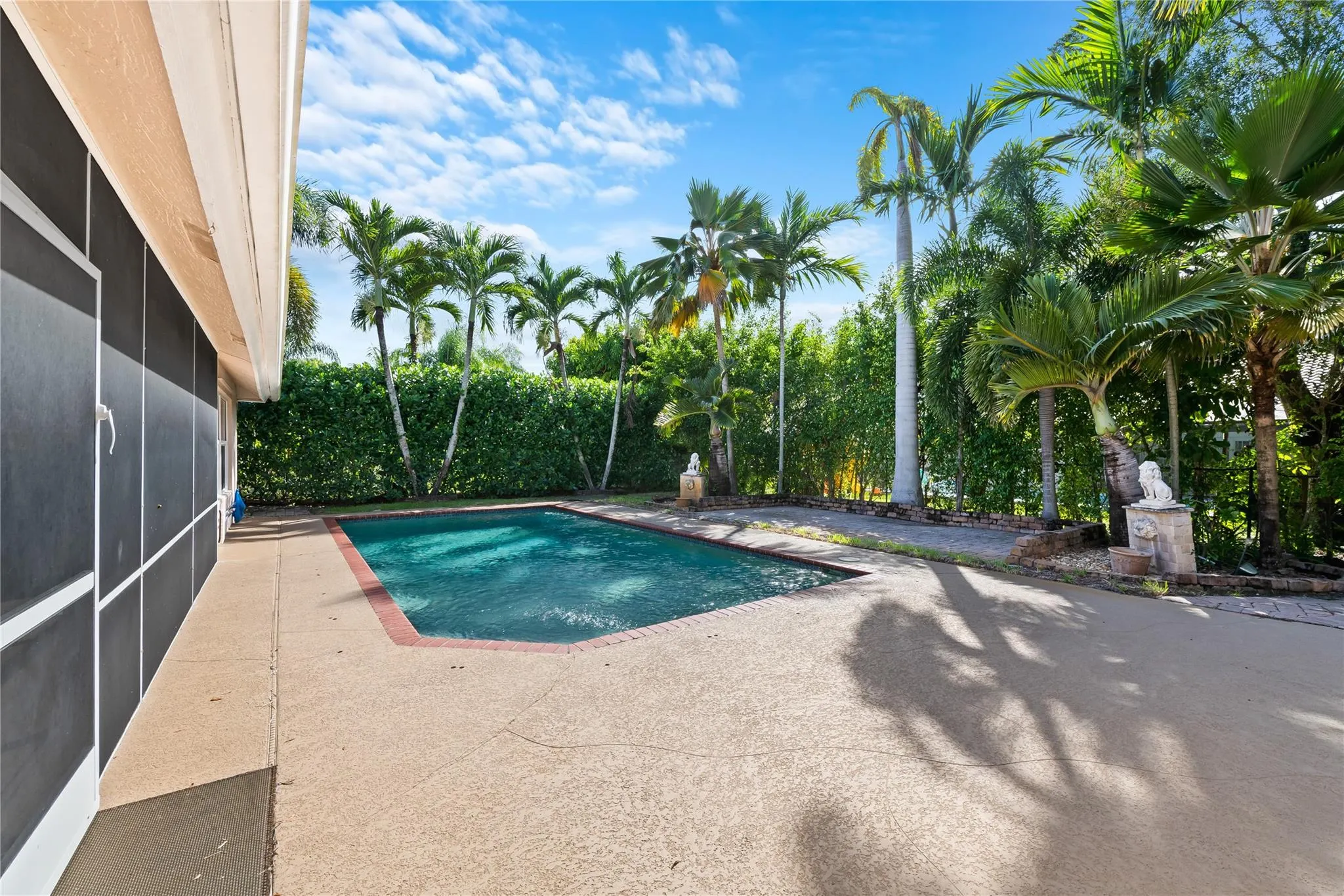 5680 NW 88th Ter