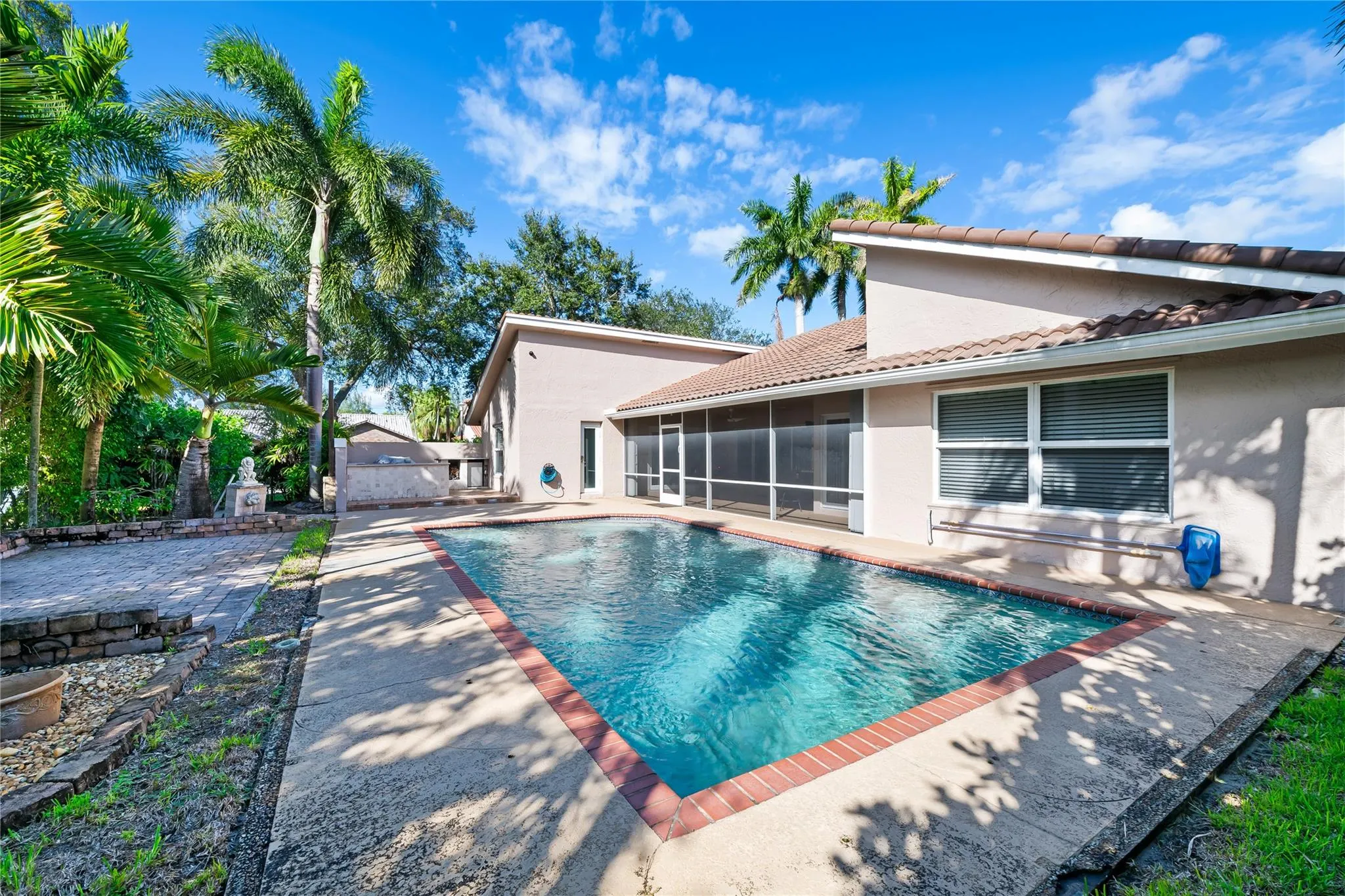 5680 NW 88th Ter